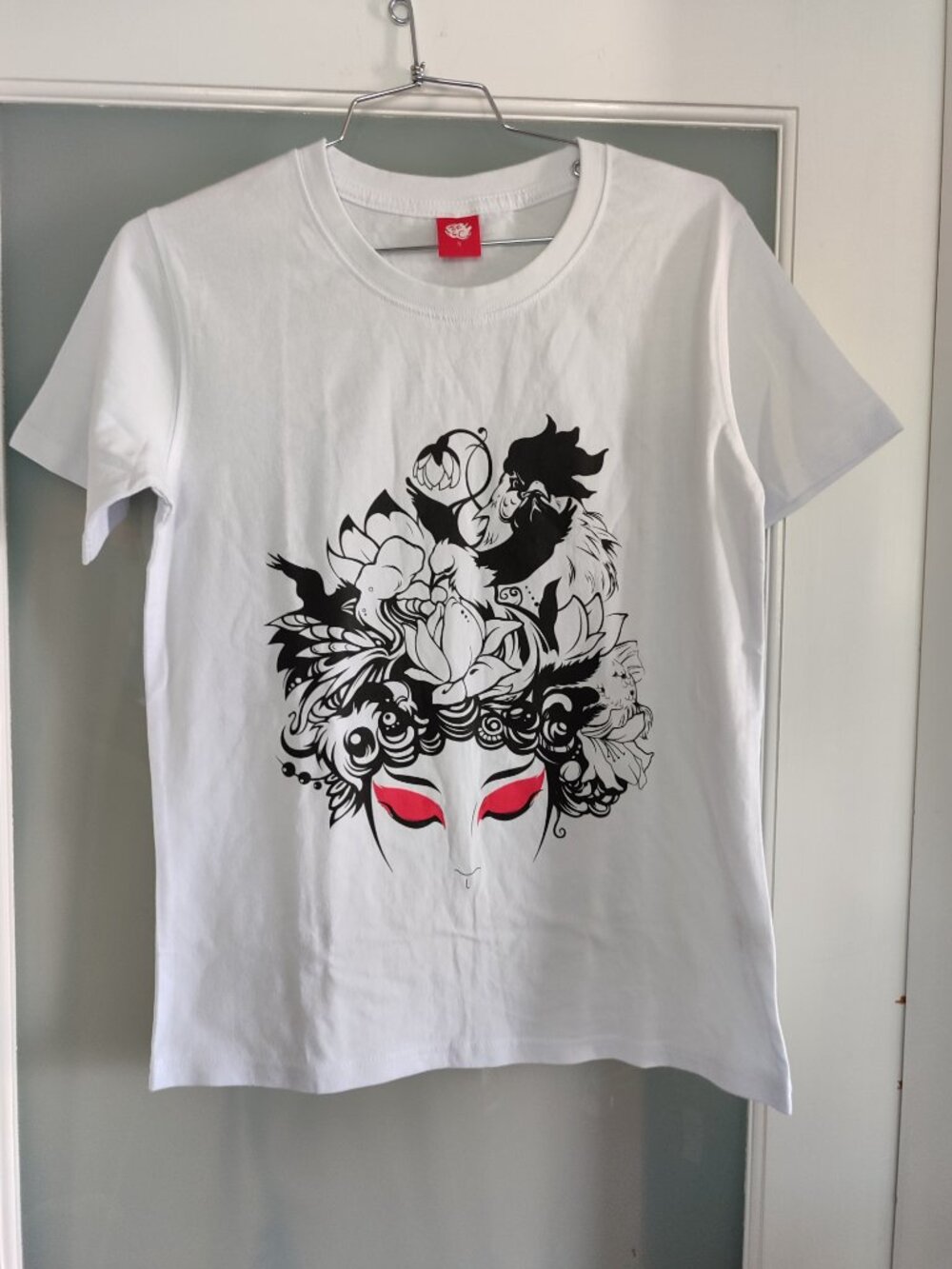 White Graphic Tee Asian Art Print Short Sleeve Heavyweight Cotton Size S